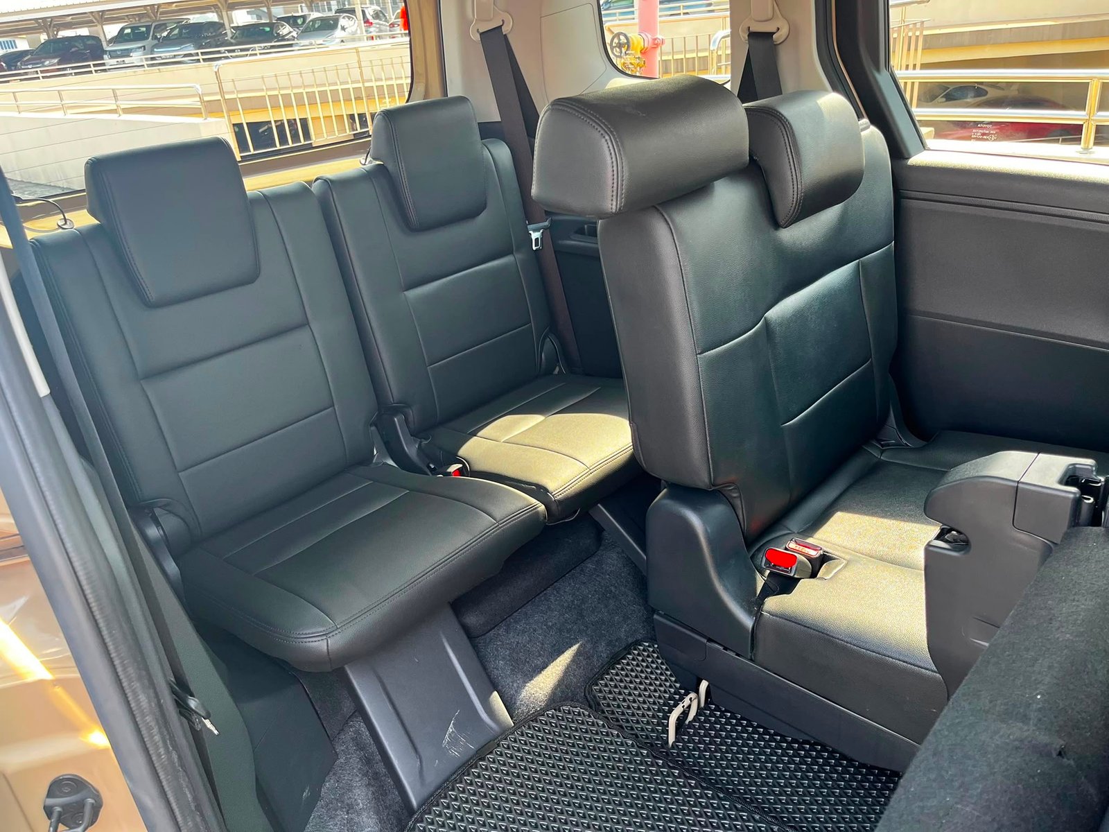 Toyota Sienta Hybrid 1.5X photo 9